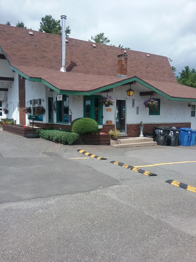 Motel Les Pins Granby Exterior photo